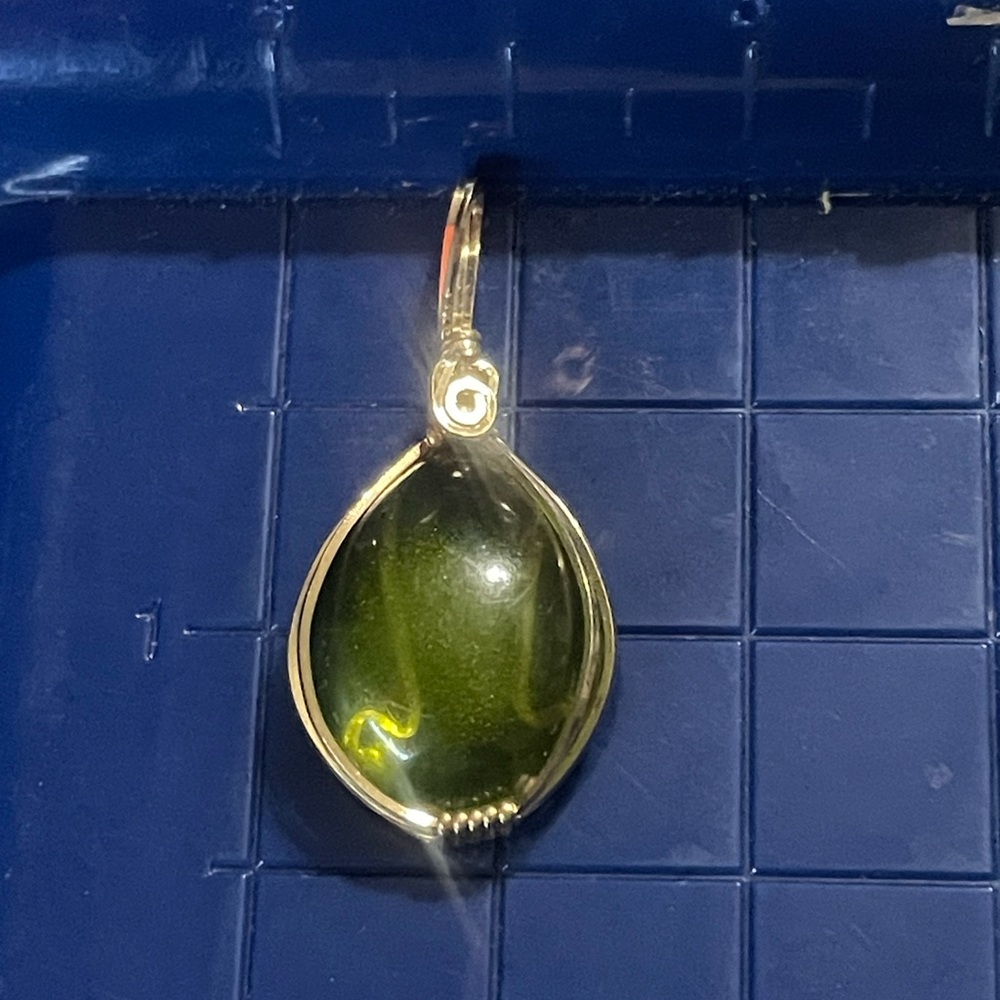 Elegant Gold and Green Teardrop Pendant